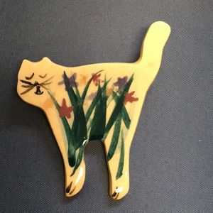 Ceramic cat pin beautifully hand decorated with flowers. Personality.